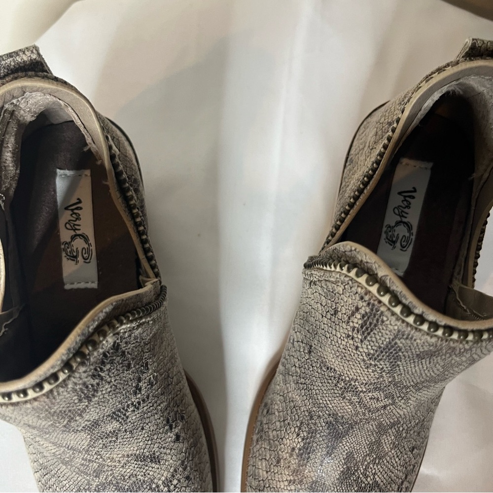 Very G Women’s Cream Snake Print Bead Trim Stacked Heel V-Cut Booties Sz 6.5 New - Picture 4 of 11